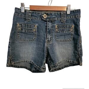 Woman's denim shorts with patch pockets size 6